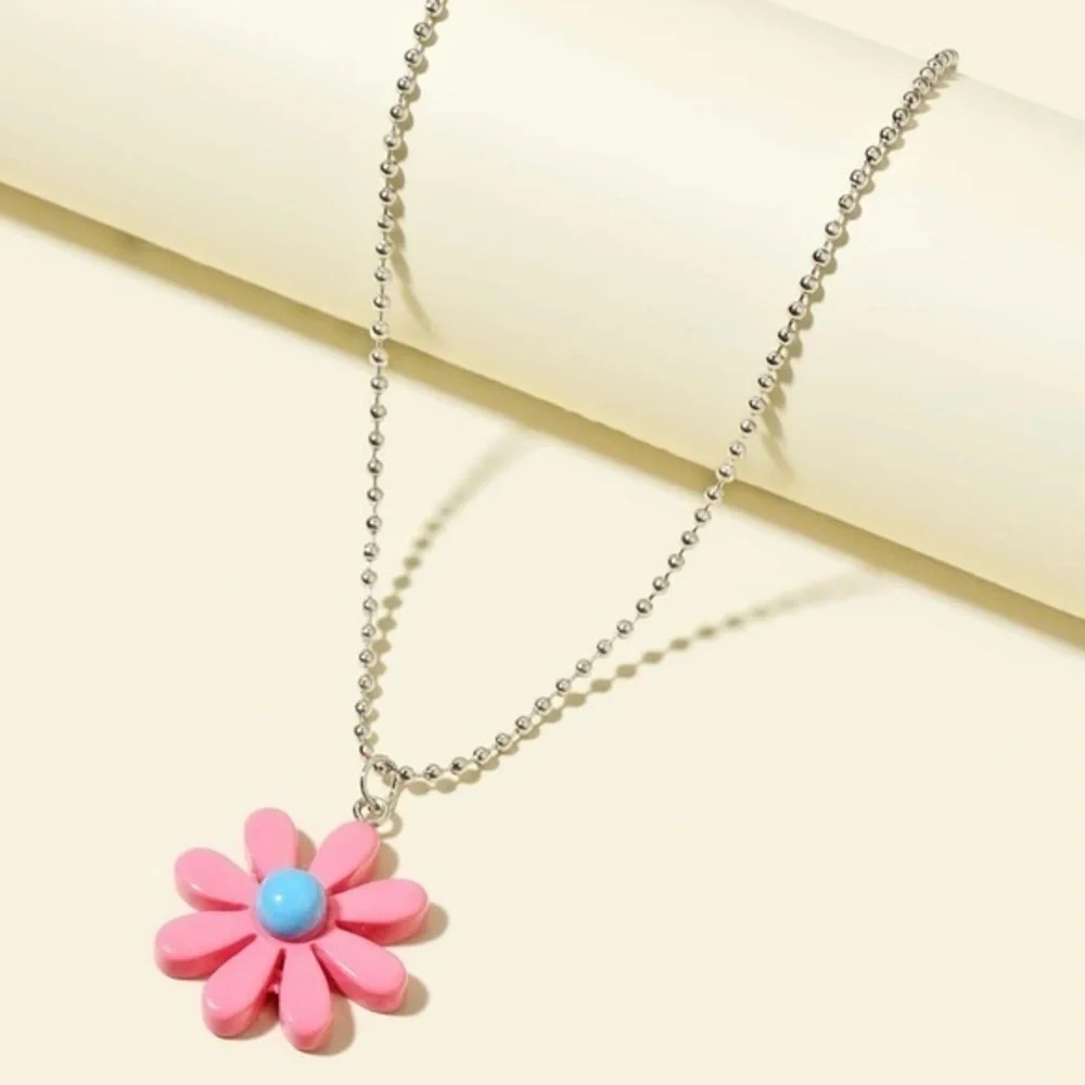 3/$30 🤍 Daisy Necklace
